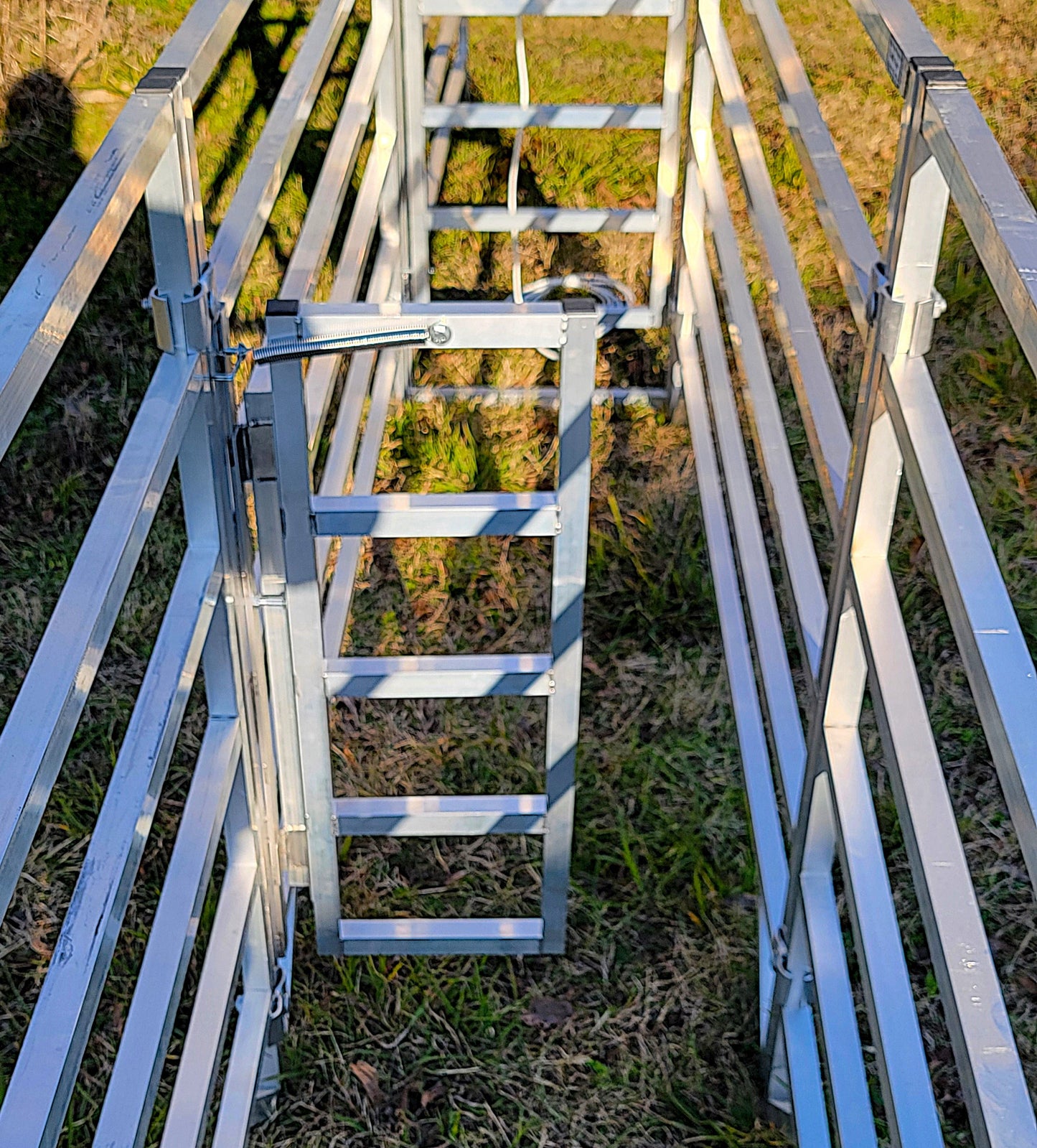 Premium Aluminum Sheep & Goat Anti Backup Gate for Sorting Alley & Pen Systems - Homesteading Supplies for Quail Enthusiasts
